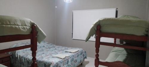 sypialnia z 2 łóżkami piętrowymi i lustrem w obiekcie CASA TIPO CHALET SALTA w mieście Salta