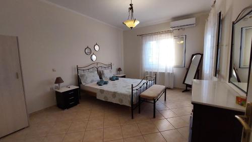 1 dormitorio con 1 cama, mesa y sillas en Kallistimon House, en Ýpsos