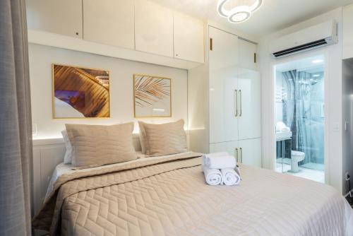 a bedroom with a bed with two towels on it at Rosemari's Apartments Republica in Sao Paulo