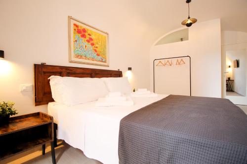 a bedroom with a large white bed in a room at Casa Alta in LʼAquila