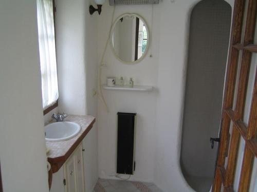 Ένα μπάνιο στο 17th Century Stone House, Pool, Air-Conditioned
