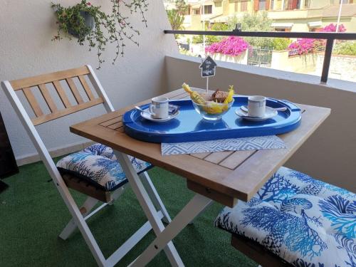 - une table en bois avec un bol de fruits dans l'établissement Matilde casa vacanze, à Santa Luria