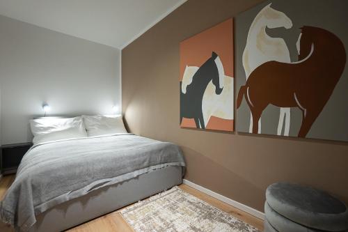 2-room apartment with a terrace and queen-size bed