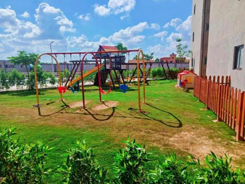 a playground with a slide in a yard at الساحل الشمالي. قريه جراند هيلز الكيلو60 in Dawwār ‘Abd Allāh