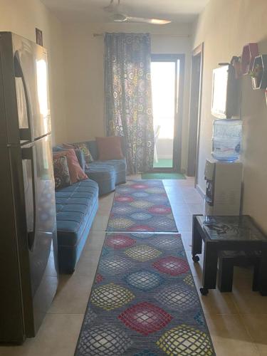 a living room with a couch and a rug at الساحل الشمالي. قريه جراند هيلز الكيلو60 in Dawwār ‘Abd Allāh