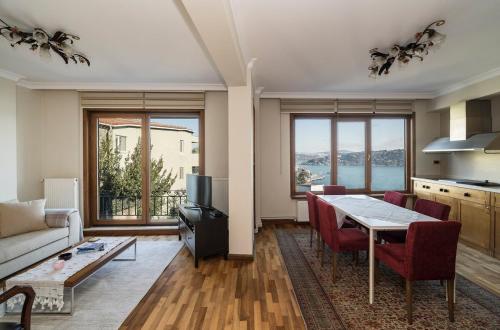 een woonkamer met een tafel en stoelen en een keuken bij Charming 3 Bed2bath Duplex Bosphorus Views! #53 in Istanbul