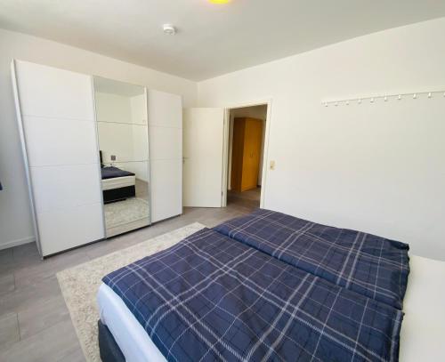 1 dormitorio con cama y espejo en Sehr schönes Haus mit Terasse nähe Düsseldorf, en Krefeld