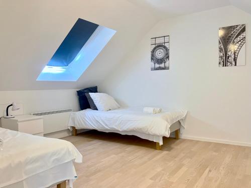 una camera con due letti e un soffitto blu di 2 Bedroom Apartment Located At Give a Give