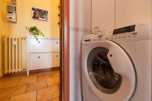 a washer and dryer in a laundry room at Gonin San Cristoforo in Milan