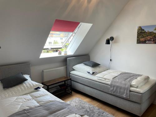 sypialnia z 2 łóżkami i oknem w obiekcie Apartment Wartenberg w mieście Eisenach