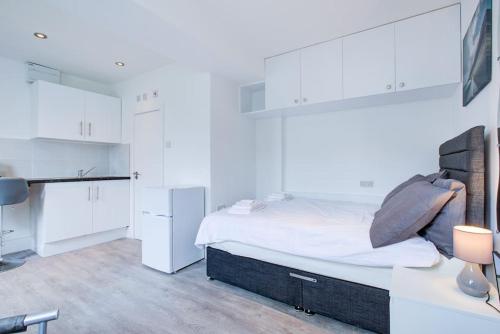 Ένα ή περισσότερα κρεβάτια σε δωμάτιο στο Comfy and Convenient Studio Suite Lewisham with Free street parking, WIFI and quick access to central London Sleep 3