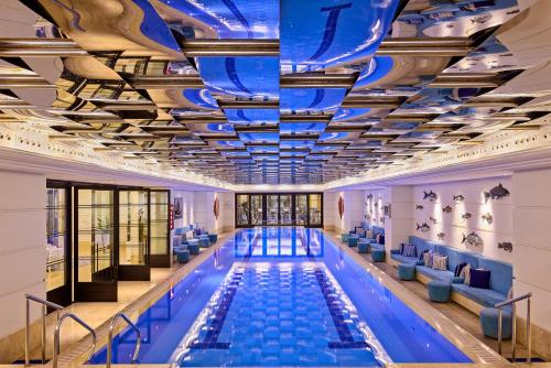 une piscine dans un hôtel aux plafonds bleus dans l'établissement Divan Istanbul, à Istanbul