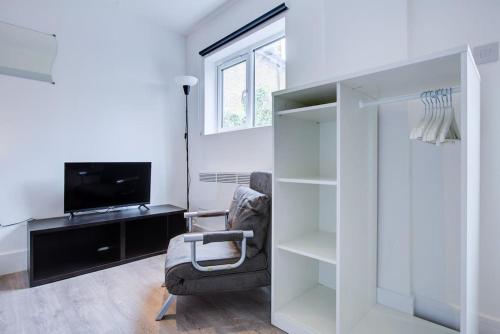 Μια τηλεόραση ή/και κέντρο ψυχαγωγίας στο Comfy and Convenient Studio Suite Lewisham with Free street parking, WIFI and quick access to central London Sleep 3