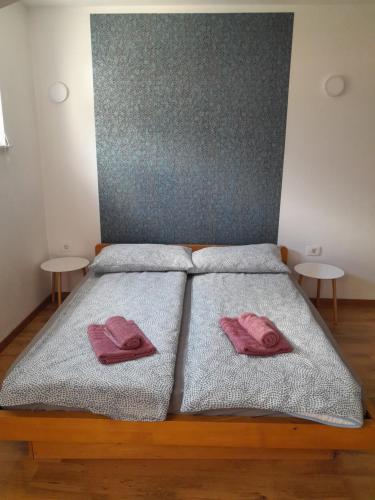 een bed met twee roze kussens erop bij Apartma Maks & Anita in Bovec