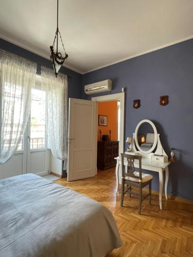 パレルモにあるLa Loggia del Marcheseのベッドルーム1室(ベッド1台、化粧台、鏡付)