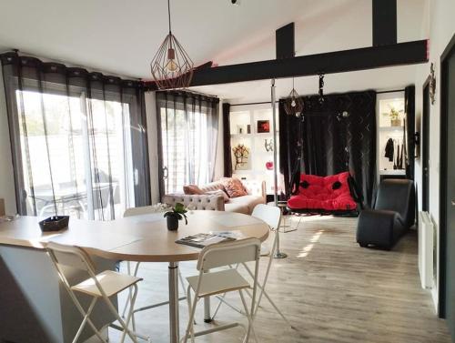 un salon avec une table et des chaises dans l'établissement Gîte romantique avec SPA cœur à corps 44, à La Plaine-sur-Mer