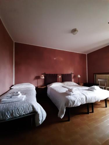 dwa łóżka siedzące obok siebie w sypialni w obiekcie Hotel Calvanella w mieście Sestola