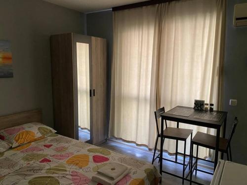 1 dormitorio con cama, escritorio y mesa en Studio Dani - Levski, en Varna