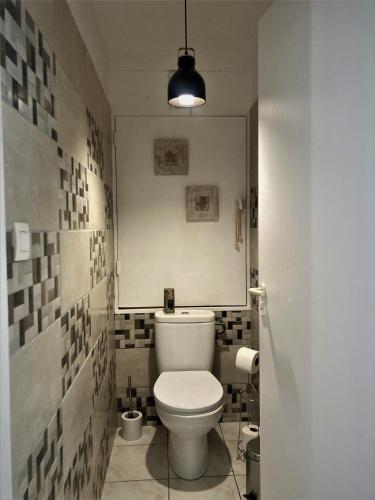 une salle de bain avec toilettes et miroir dans l'établissement brise marine, à Les Sables-dʼOlonne