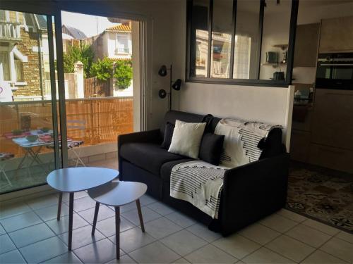 un salon avec un canapé et une table dans l'établissement brise marine, à Les Sables-dʼOlonne