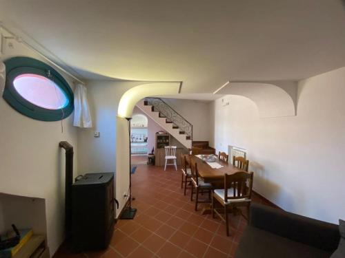 uma sala de jantar com uma mesa e cadeiras e uma escadaria em Casa Laura em Positano
