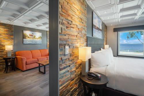 Katil atau katil-katil dalam bilik di Terrace Bay Hotel - Lakefront