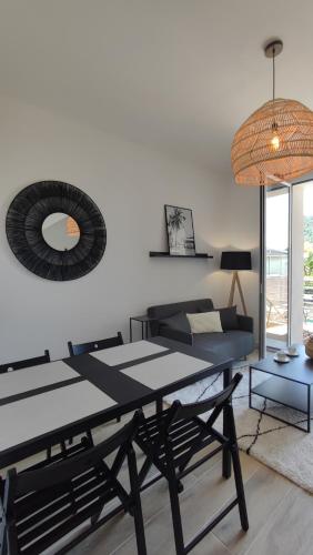 un salon avec une table et un canapé dans l'établissement Bohemia - T2 Design avec Terrasse proche de Cassis, à Roquefort-la-Bédoule