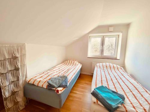 Rúm í herbergi á Bjurviks Villa - Flat 3