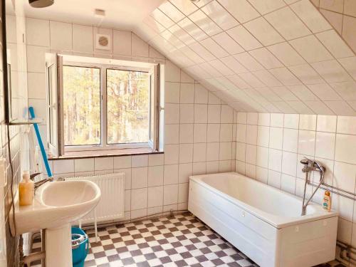 W łazience znajduje się wanna i umywalka. w obiekcie Bjurviks Villa - Flat 3 w mieście Flen