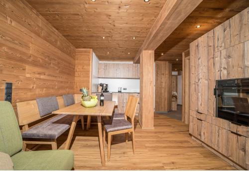 a kitchen and dining room with a table and chairs at Schima Drosa Apartments - Studios - by Pferd auf Wolke in Gaschurn