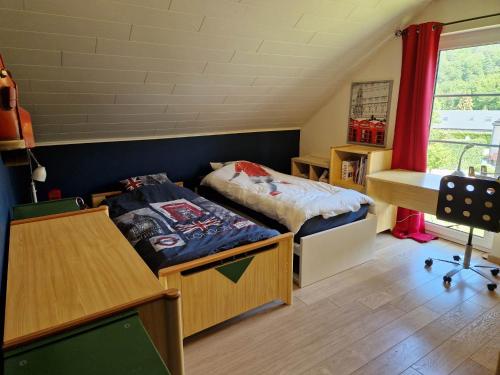 - une chambre avec un lit, un bureau et une fenêtre dans l'établissement Petite chambre près du circuit, à Spa
