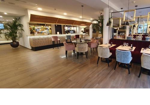 una sala da pranzo con tavoli e sedie in un ristorante di COURRIER SUD a Quint-Fonsegrives