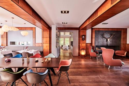 ein Esszimmer mit einem Tisch und Stühlen in der Unterkunft Das Eckert - Lifestyle Design Hotel & Fine Dining bei Basel (Grenzach) in Grenzach-Wyhlen