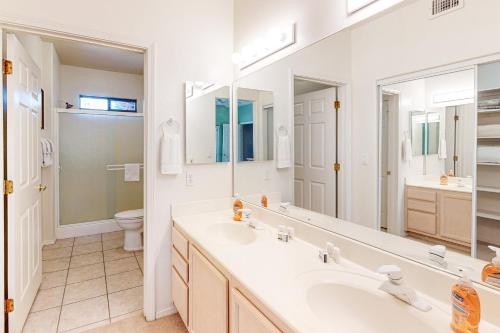 uma casa de banho com 2 lavatórios e um espelho grande em Vistoso Resort Casita #132 em Tortolita