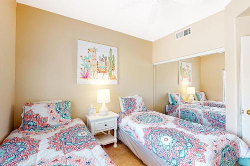 um quarto com 2 camas e um espelho em Vistoso Resort Casita #132 em Tortolita