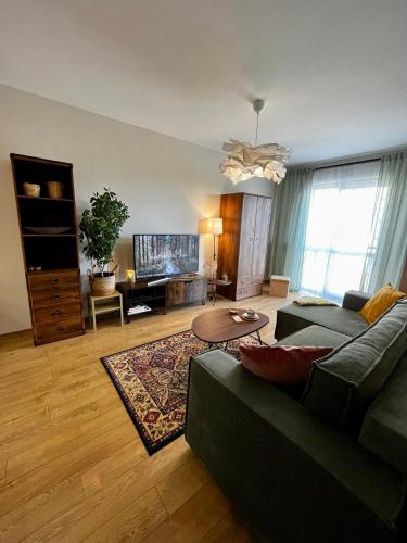 a living room with a couch and a table at Klimatyczne mieszkanie w centrum Giżycka in Giżycko