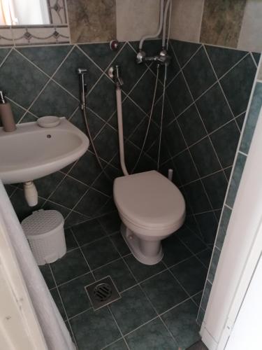 a bathroom with a toilet and a sink at Úrrétje Vendégház in Debrecen