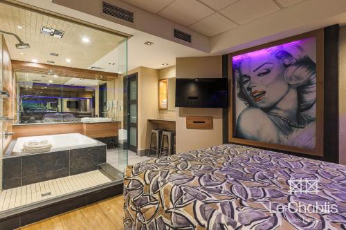 Hotel Le Chablis Cadillac في مونتريال: غرفة نوم مع لوحة كبيرة لامرأة على الحائط