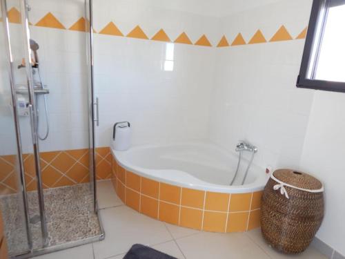 y baño con bañera y ducha. en Villa proche de Montpellier et des plages en Castelnau-le-Lez