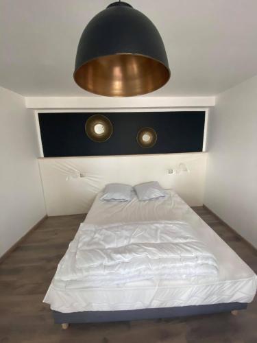 - une chambre avec un lit au plafond noir et or dans l'établissement mas pour 10 personnes avec jacuzzi, à Alès