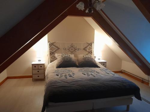 une chambre avec un lit dans un grenier dans l'établissement Longère bretonne à 700m de la mer et à proximité de Paimpol, à Plouézec