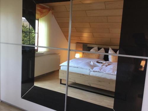 1 dormitorio con cama y espejo en Ferienhaus Barth, en Bad Salzungen