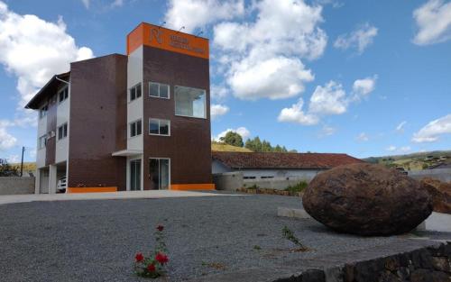 un edificio con una gran roca delante de él en Pousada Rastro da Serra, en Bom Jardim da Serra