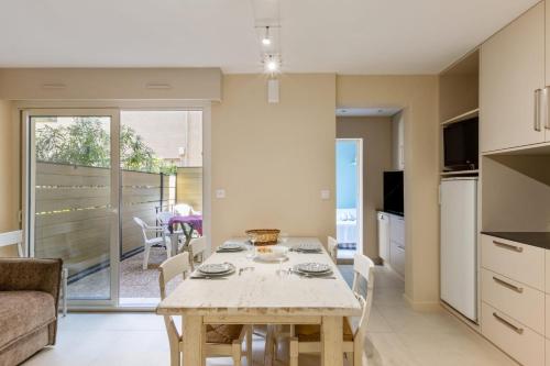 une cuisine et un salon avec une table et des chaises dans l'établissement Appartement Undi - Welkeys, à Bandol