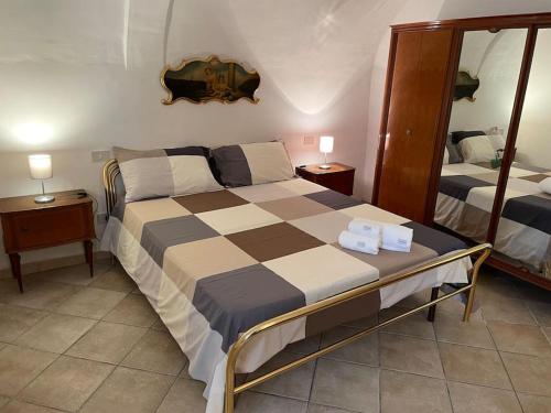1 dormitorio con 1 cama grande y espejo en Nonna Marisa House (In the rock), en Ofena