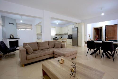 uma grande sala de estar com um sofá e uma mesa em Το σπίτι της Άρτεμης em Lepanto