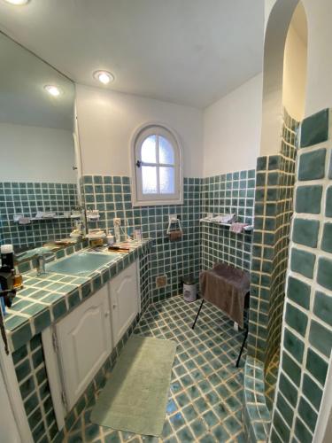 ein Bad mit einem Waschbecken und einem Spiegel in der Unterkunft L'aurore in Sainte-Maxime