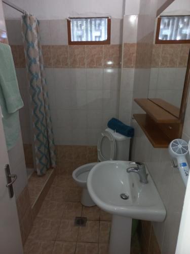 Un baño de PydnaRooms