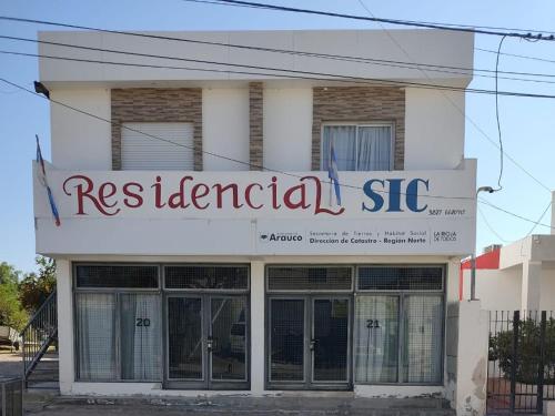 un bâtiment blanc avec un panneau indiquant un site résidentiel dans l'établissement RESIDENCIAL SIC, à Aimogasta