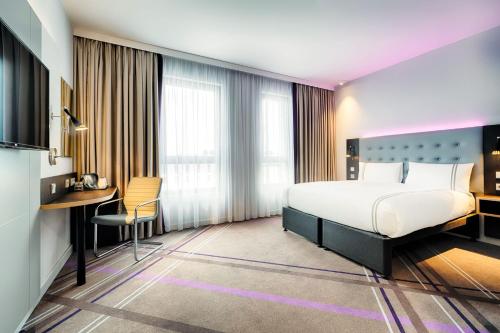 ein Hotelzimmer mit einem Bett und einem Schreibtisch in der Unterkunft Premier Inn Berlin Airport in Berlin